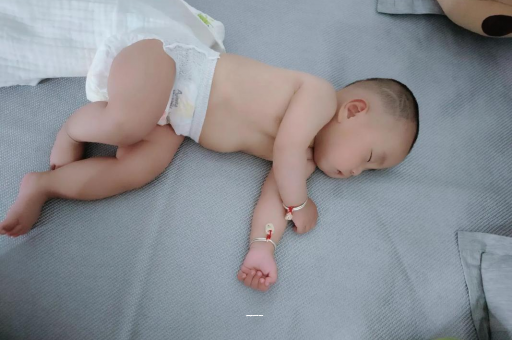 百色孕妇肚子一跳一跳